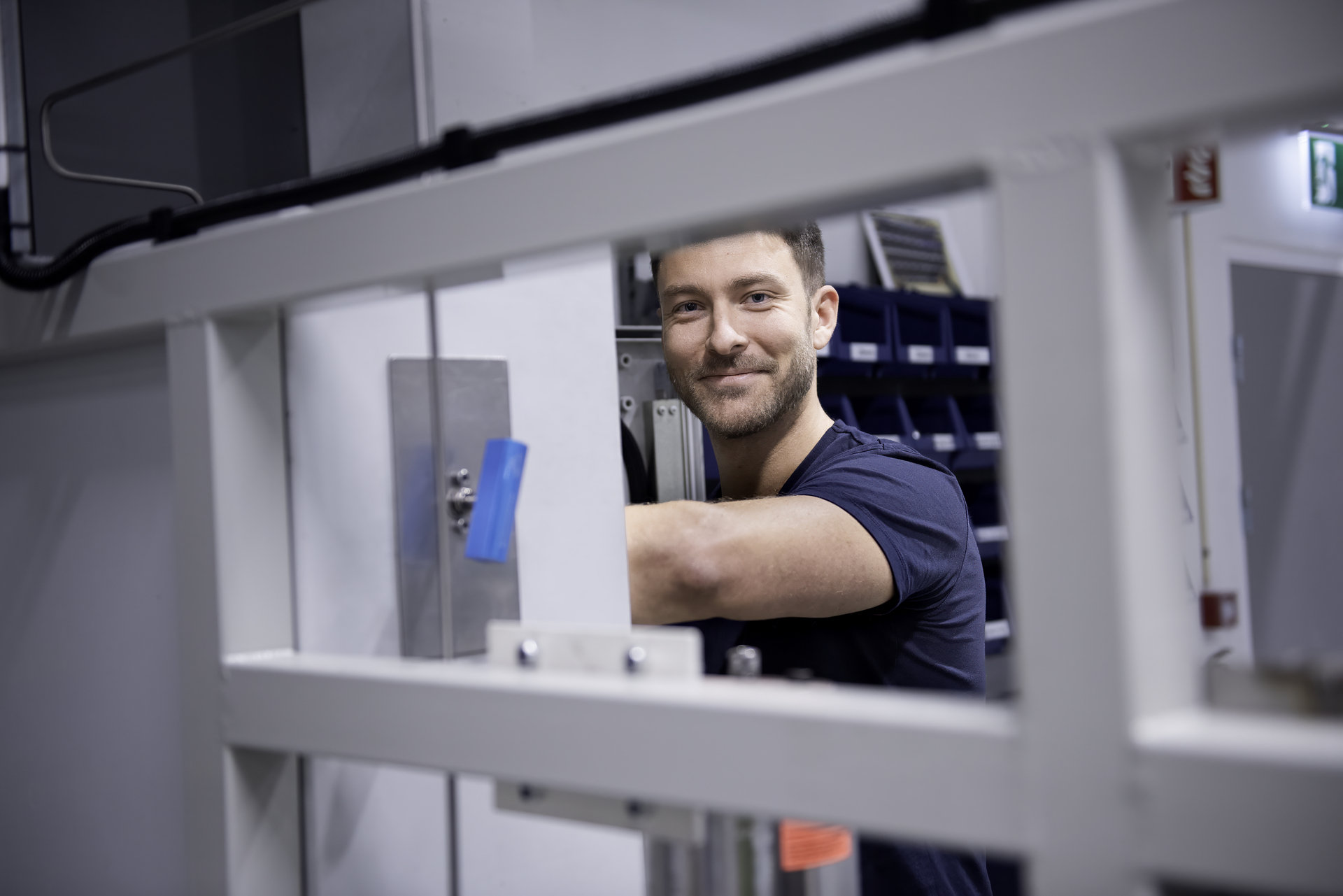 Ingeniør håndterer avansert maskin