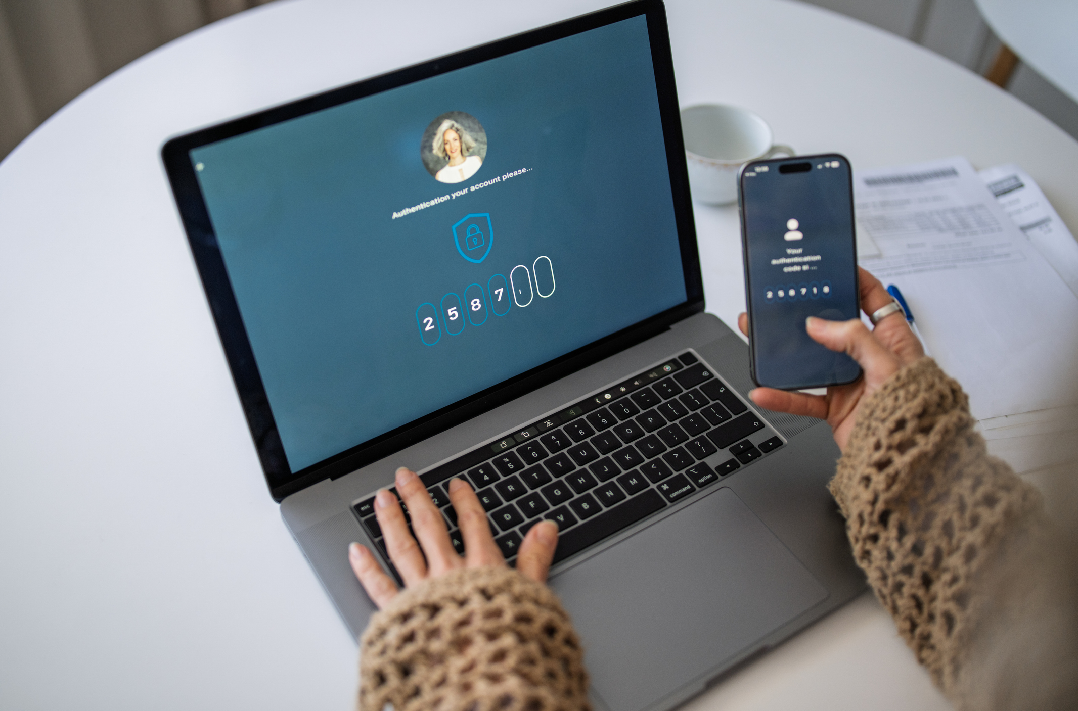  Copilot said: Kvinne som bruker tofaktorautentisering for å logge inn på bankkontoen sin via mobiltelefon og PC