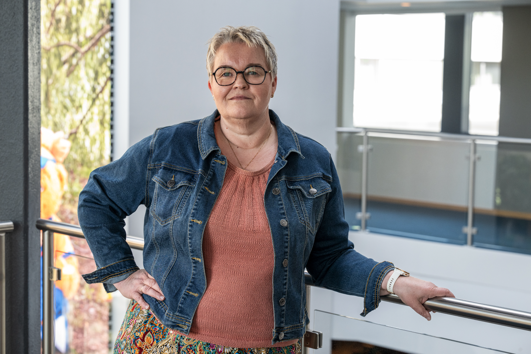 Kvinne som lener seg mot et rekkverk