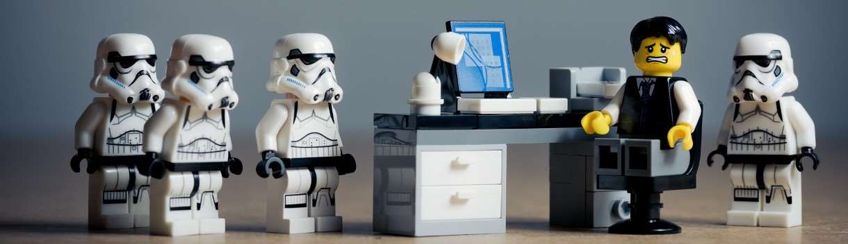Lego Stormtroopers på kontor med skremt mann Foto: Pixabay