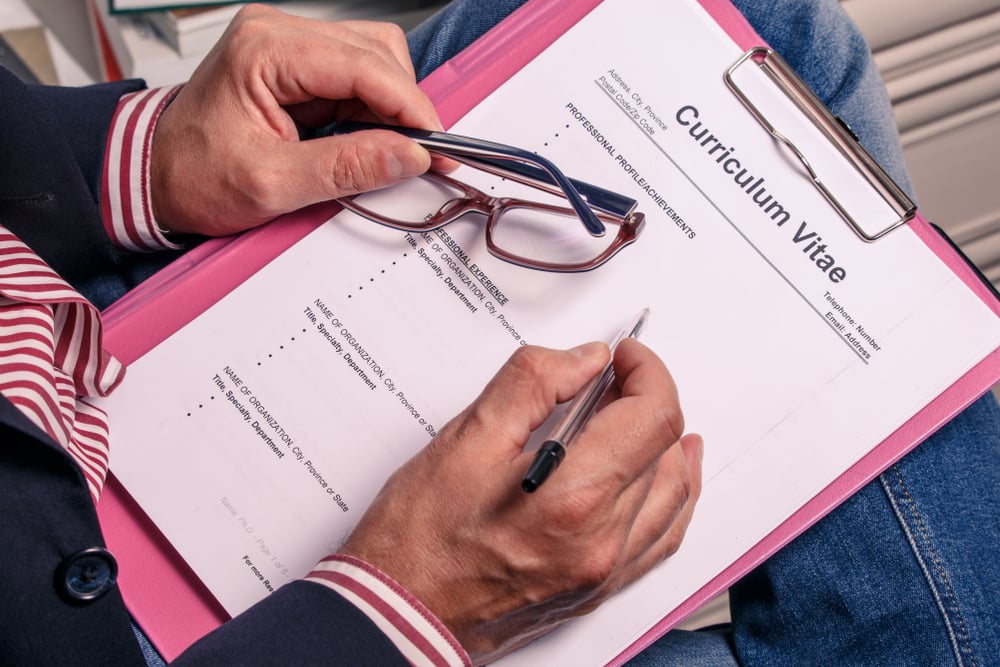 Mann holder en tom CV