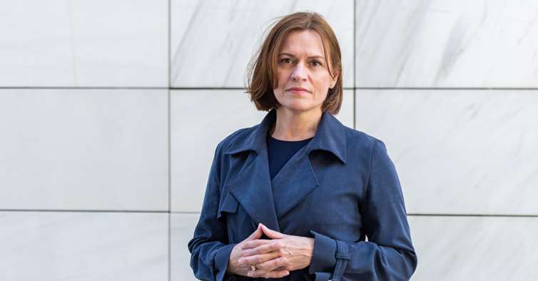 NITO-advokat Kirsten Rydne utendørs med blå jakke. 
