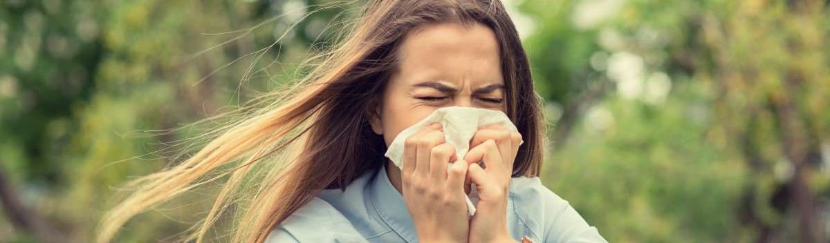 Dame som har allergi og snyter seg. Foto: Shutterstock