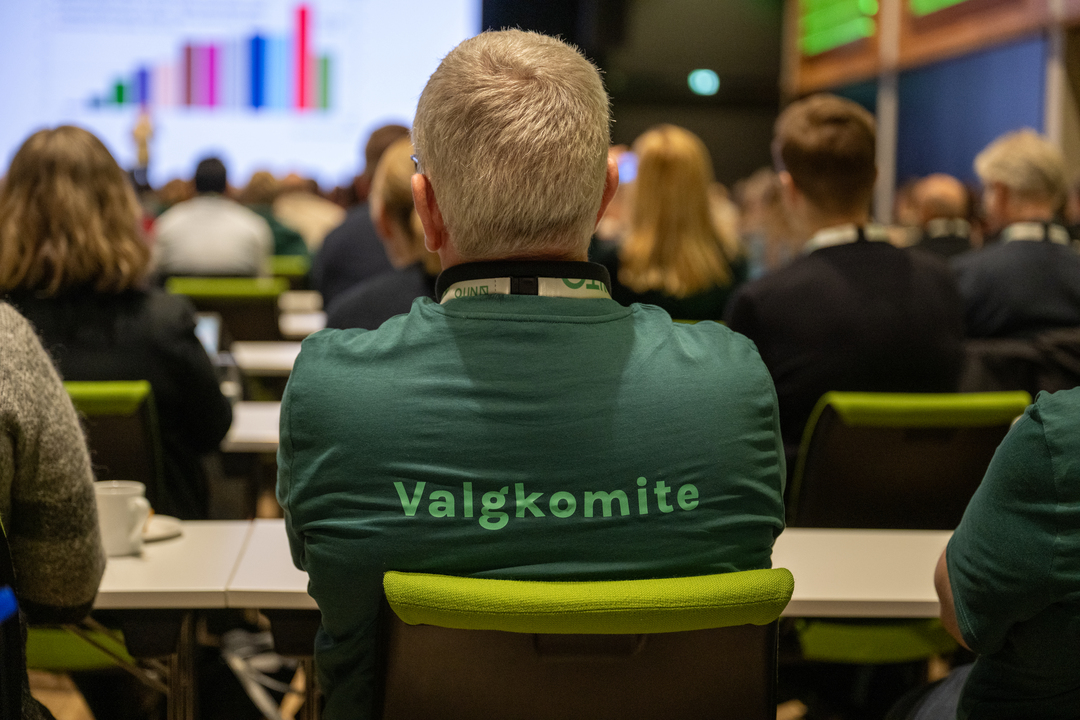 ryggen til en tillitsvalgt i valgkomiteen