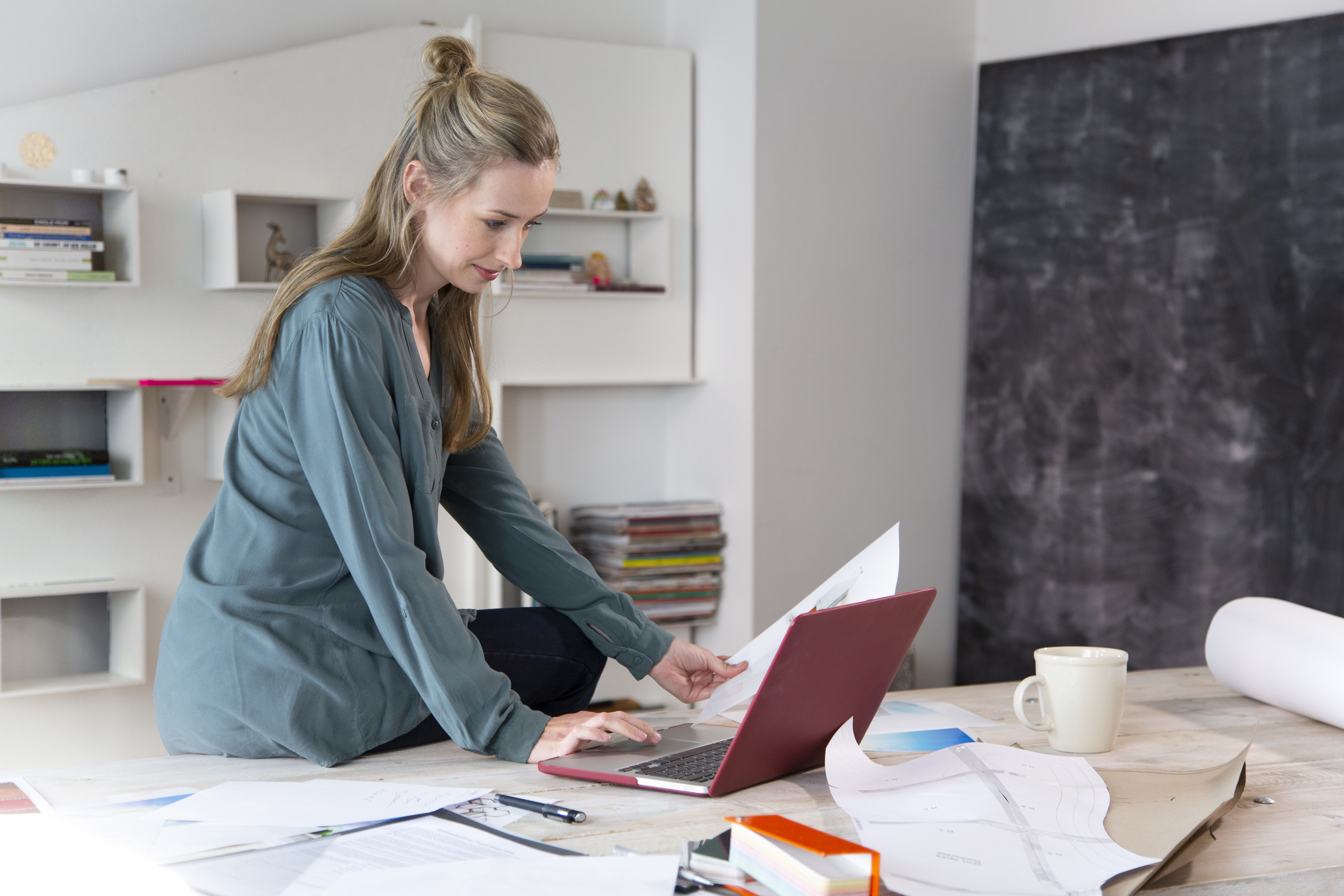 Kvinne driver bedrift hjemmefra