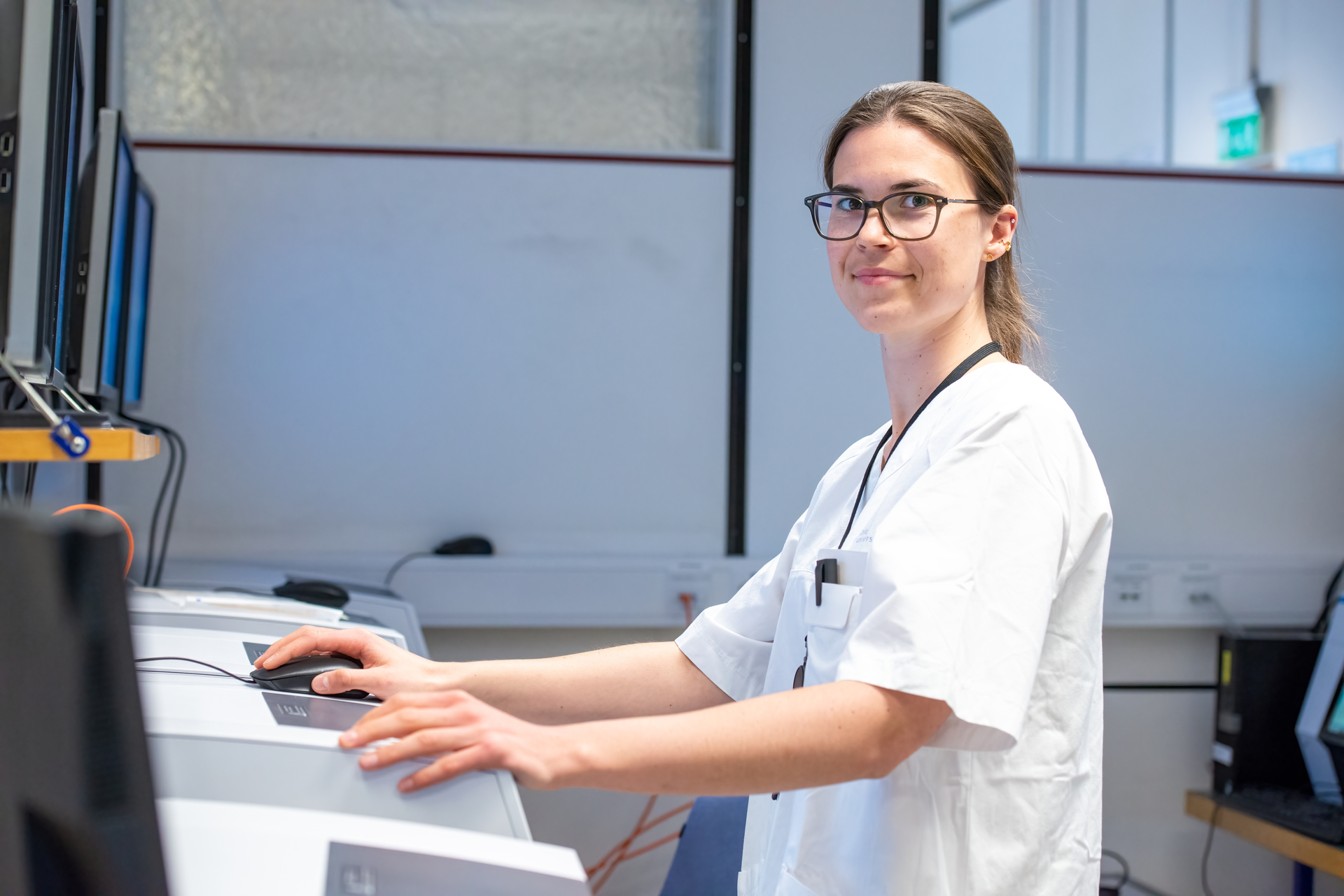 Bioingeniør i hvit laboratoriumsfrakk arbeider med avansert laboratoriumsutstyr - illustrerer bioingeniørlønn og arbeidsforhold i Norge