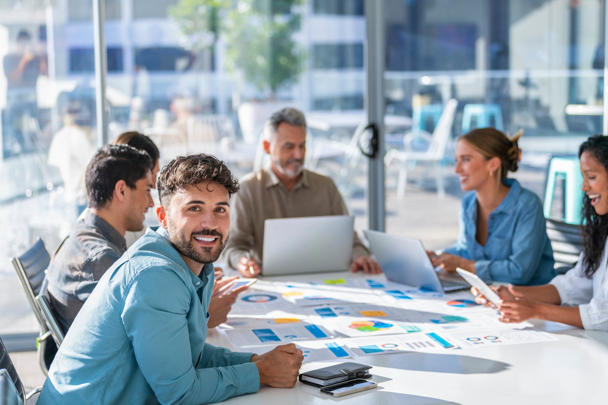 Mann i en prosjektgruppe som smiler.