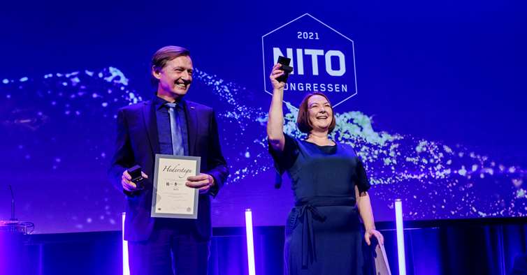 Harald Bruland og Trude Skogesal mottok NITOs hederstegn på kongressen.  