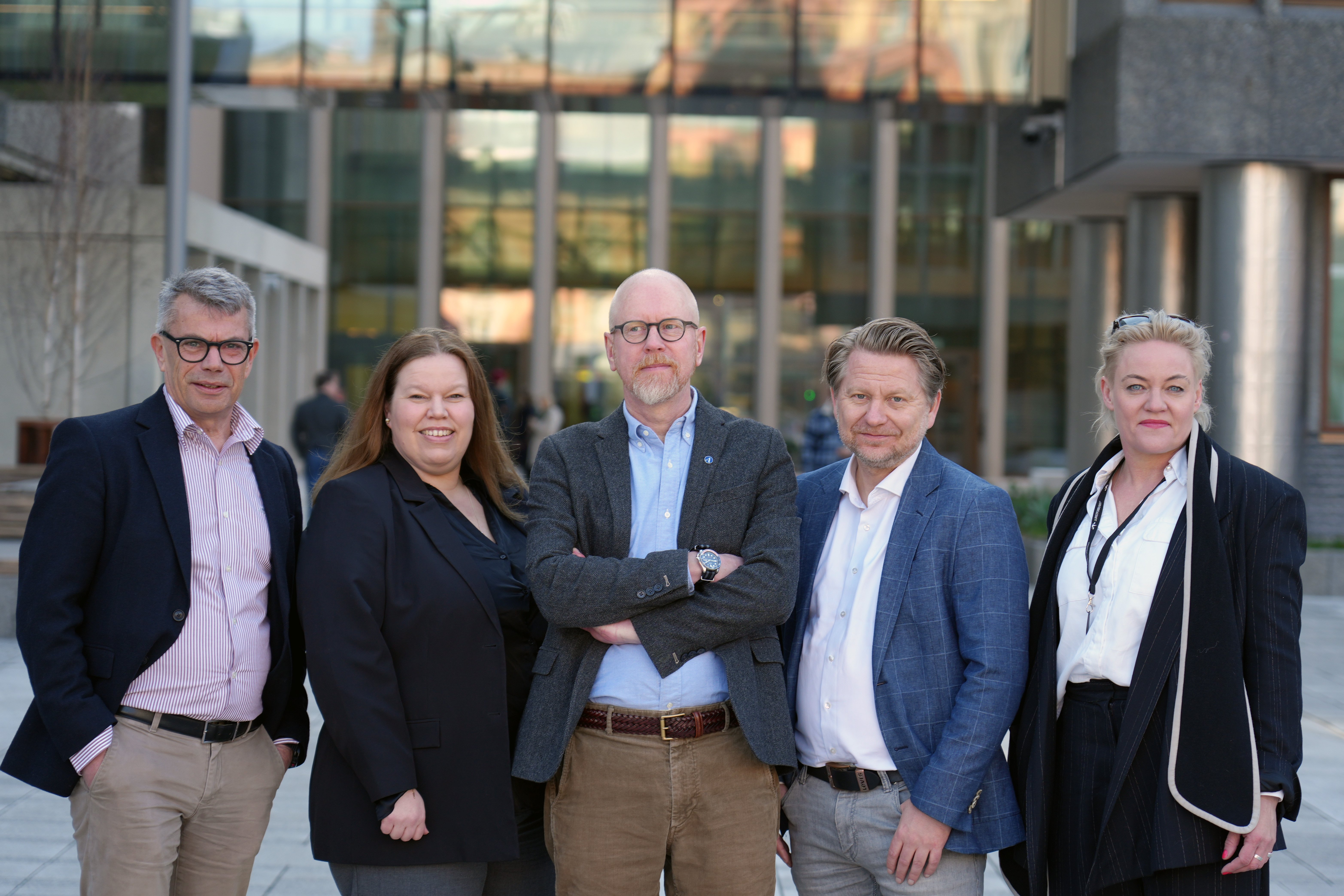 Akademikernes forhandlingsdelegasjon er klare for &aring; forhandle for deg. Fra venstre: Atle Gullestad (Akademikerne), Linn Guste Pedersen (Tekna), Christer Wiik Aram (Samfunnsviterne), Roger Matberg (NITO) og Rannveig S&oslash;rskaar (Juristforbundet).