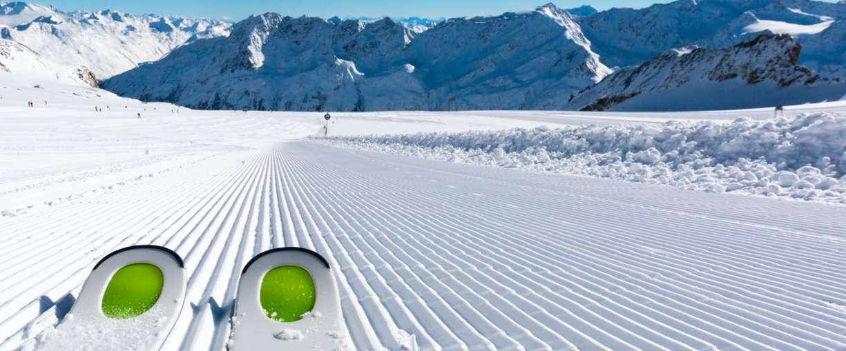 På tur i slalombakken. Ski på snø. Foto: Colourbox