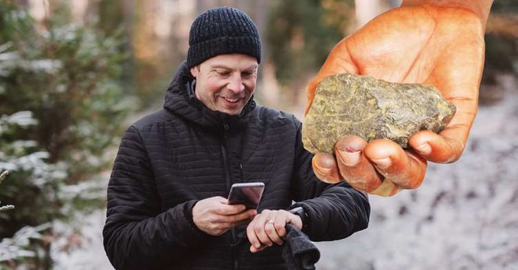 Mann med mobiltelefon og hånd med stein fra gruve i Kongo. Foto/montasje: GettyImages