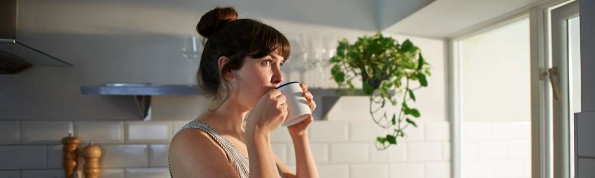 Jente drikker kaffe. Foto Nordea