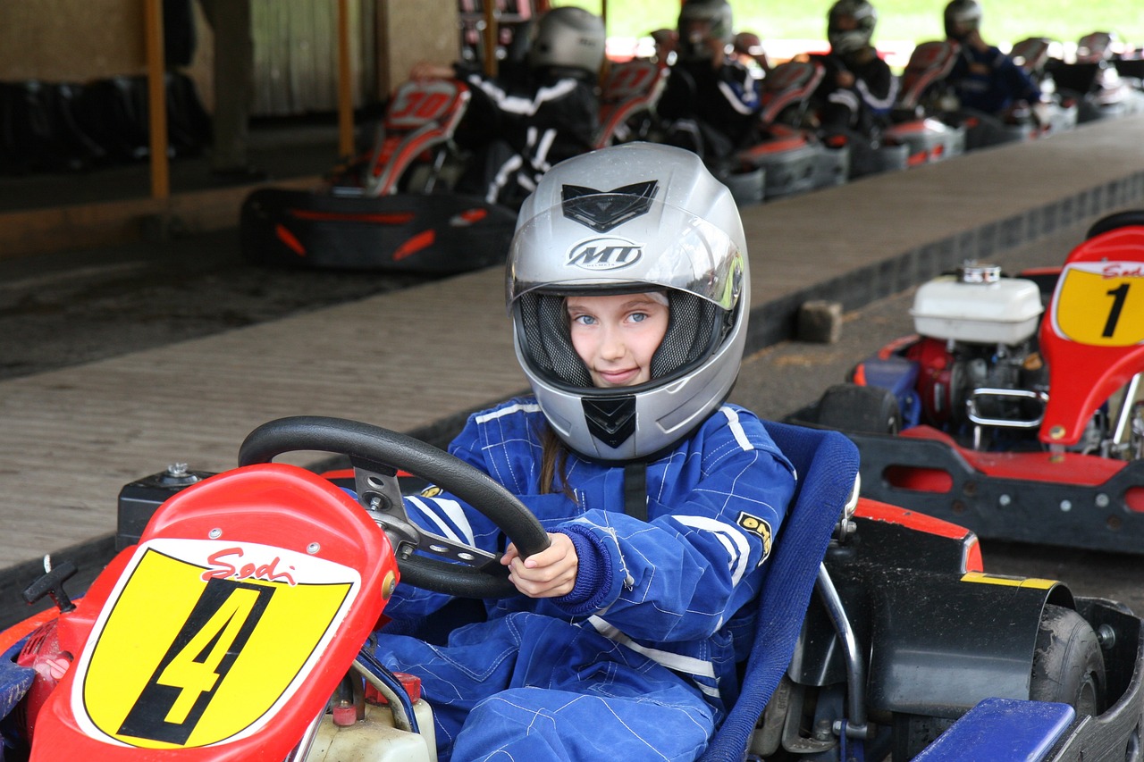 Ungdom som sitter i gokart og klar for å kjøre