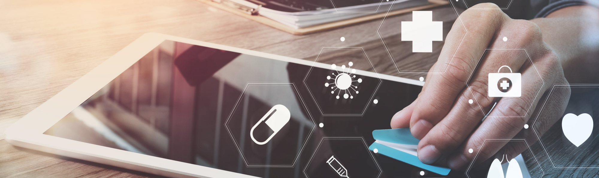 En hånd bruker et nettbrett, omgitt av digitale helseikoner som pille, hjerte og førstehjelp – symboler på digital helseteknologi.