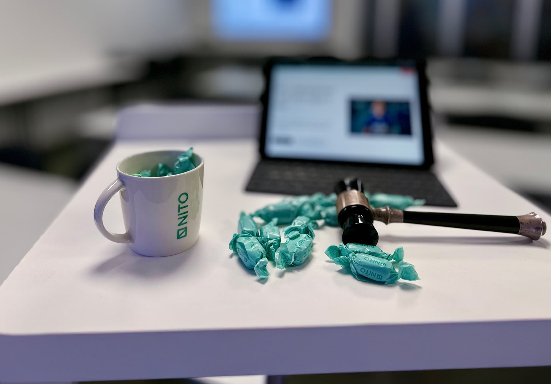 PC, klubbe og kaffekopp