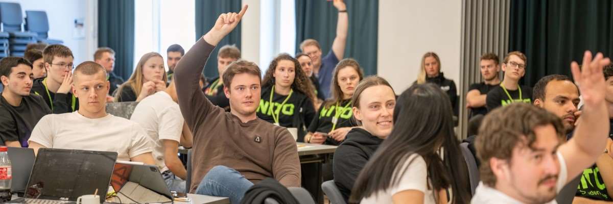 Studenter  er aktive på møte. Foto: Bjarne Krogstad