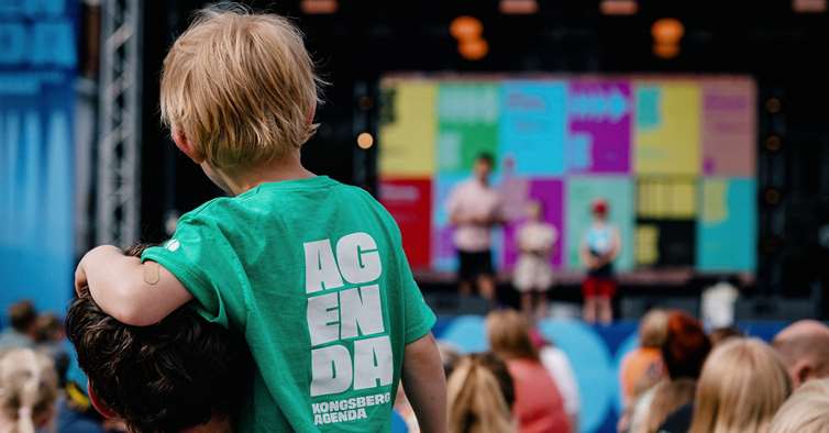 Kongsberg agenda barn foran scenen