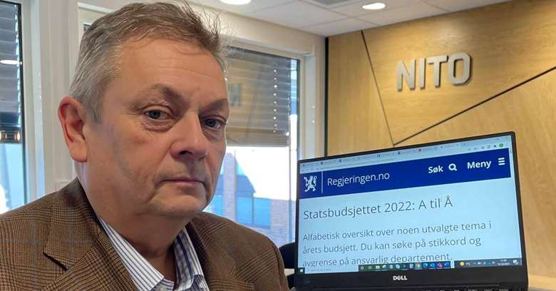 Trond Markussen med statsbudsjettet 2022.jpg