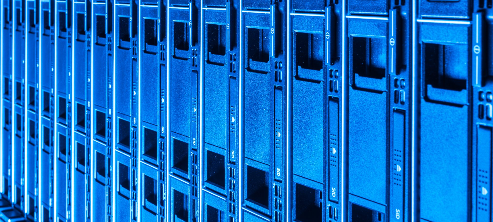 Illustrasjonsbilde av hardware i et datasenterrom