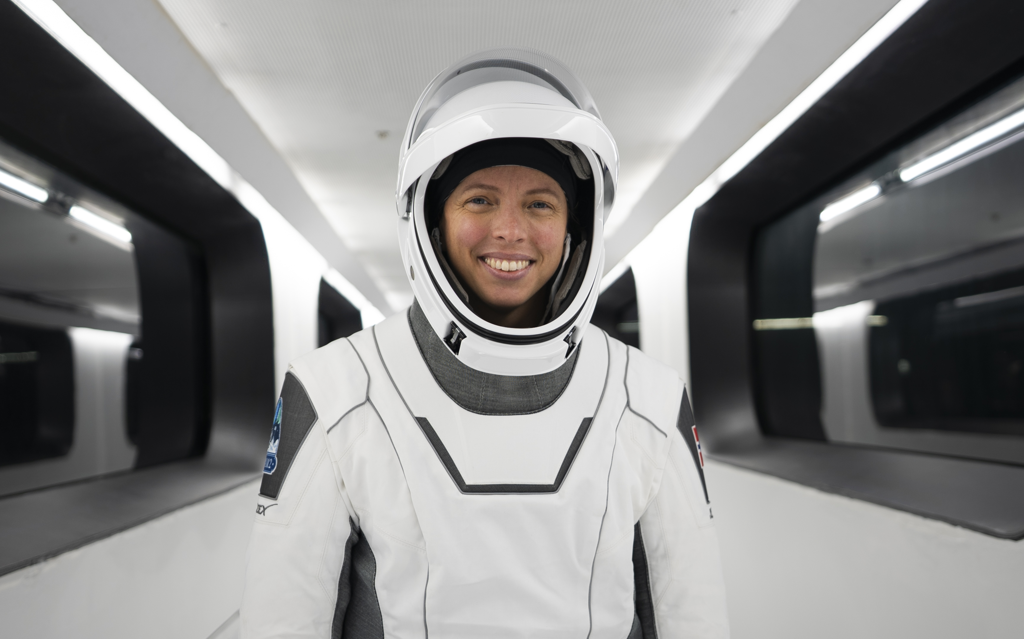 Jannicke Mikkelsen i astronautdrakt