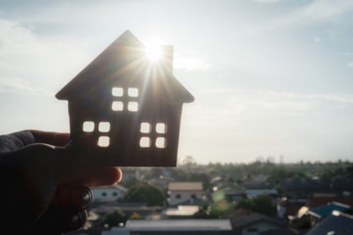 Ung jente som smiler og ser til siden