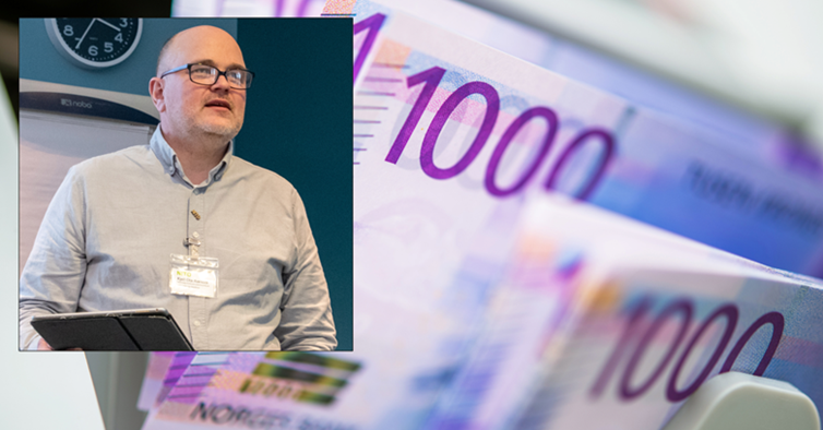 Kjell Ola Aamodt, leder av NITO kommune, med sedler som bakgrunnsbilde