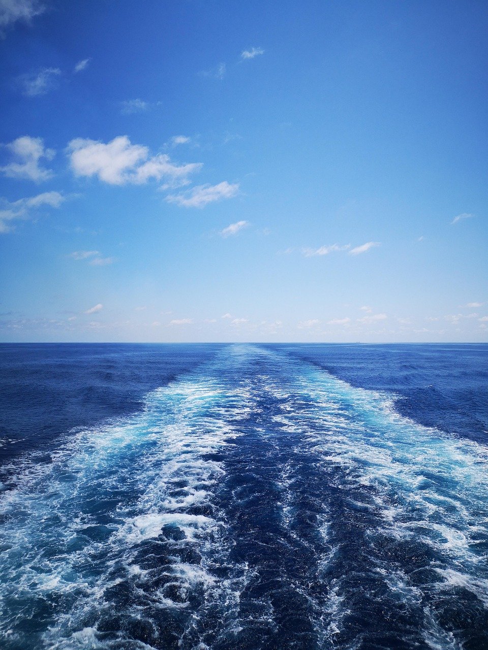Kjølvann etter båt på åpent hav. Image by sootysutton from Pixabay.