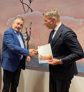 NITO-president Trond Markussen overrekker rapporten til olje- og energiminister Terje Aasland (Ap)