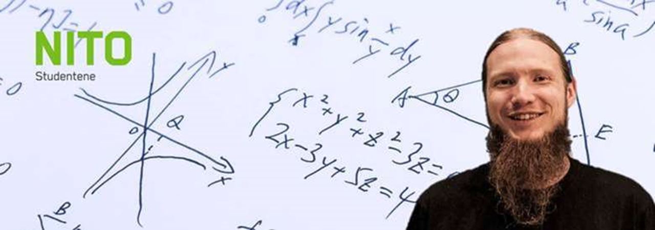 Bilde av Øystein Grøndal foran matematiske formler