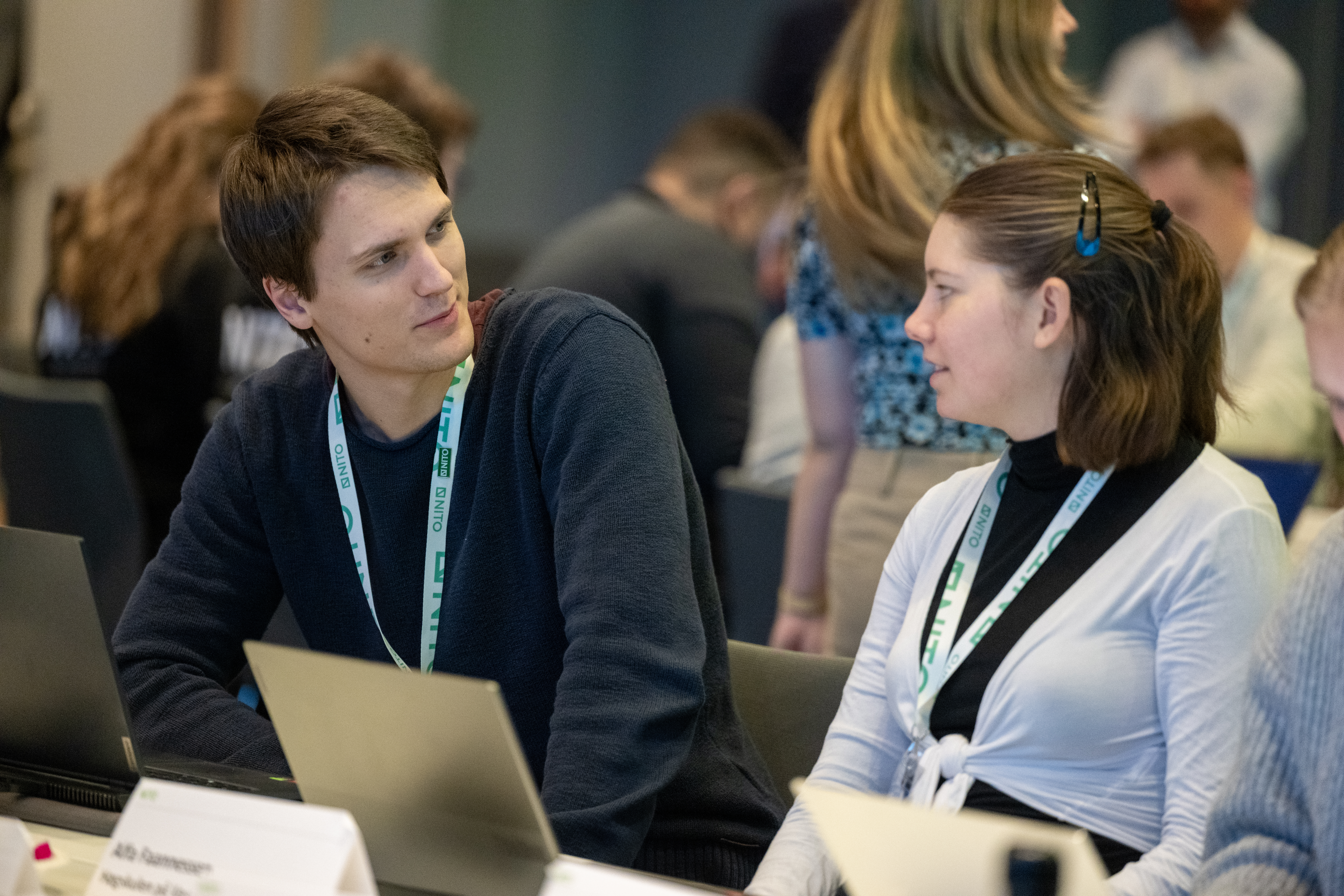 Studentmedlemmer som som snakker sammen.