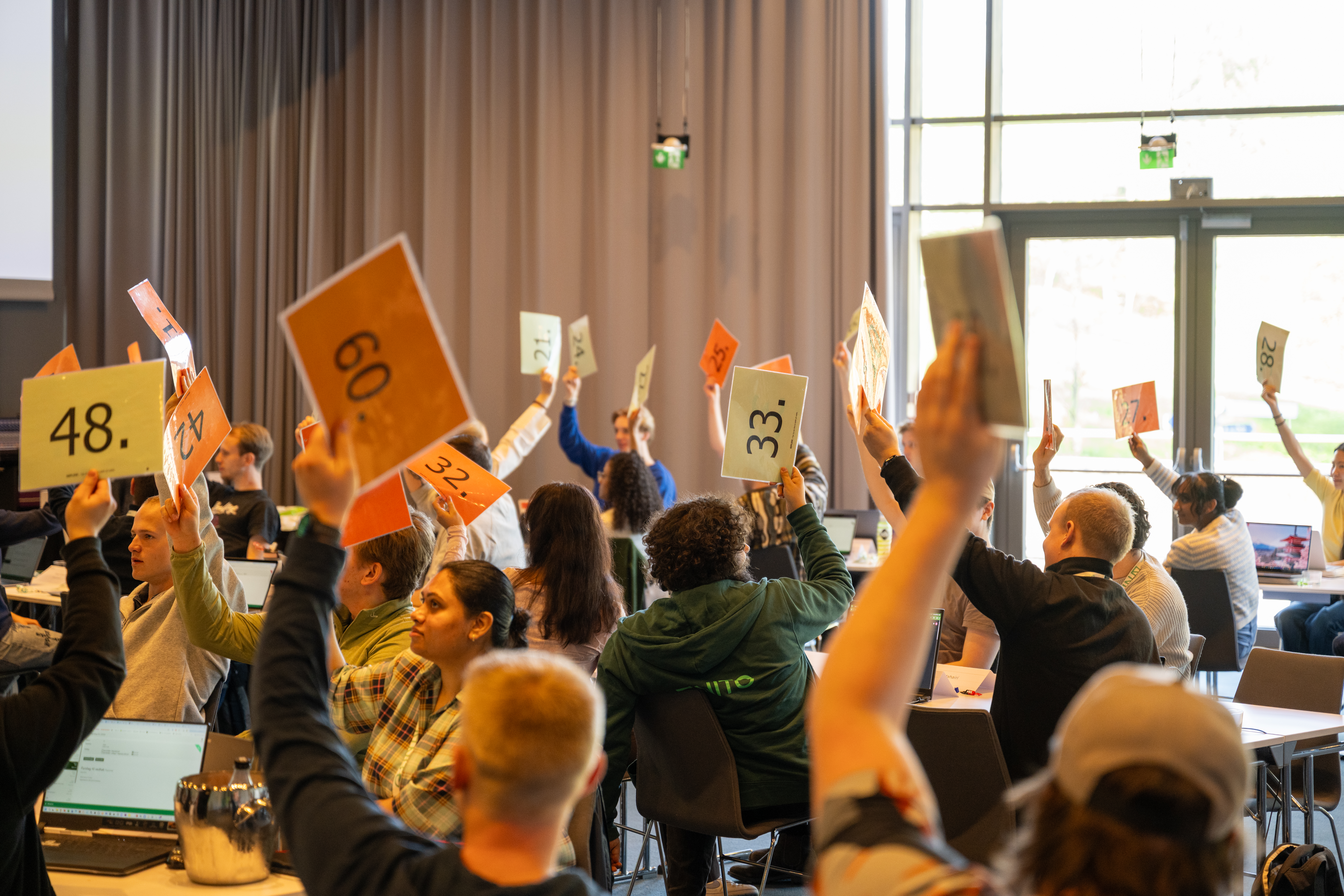 Studentmedlemmer som viser stemmetegn.