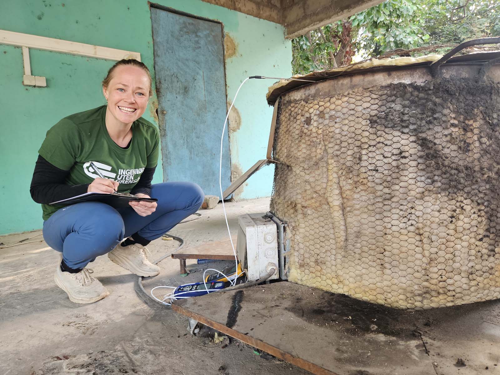 Jente i felt med en teknisk tank