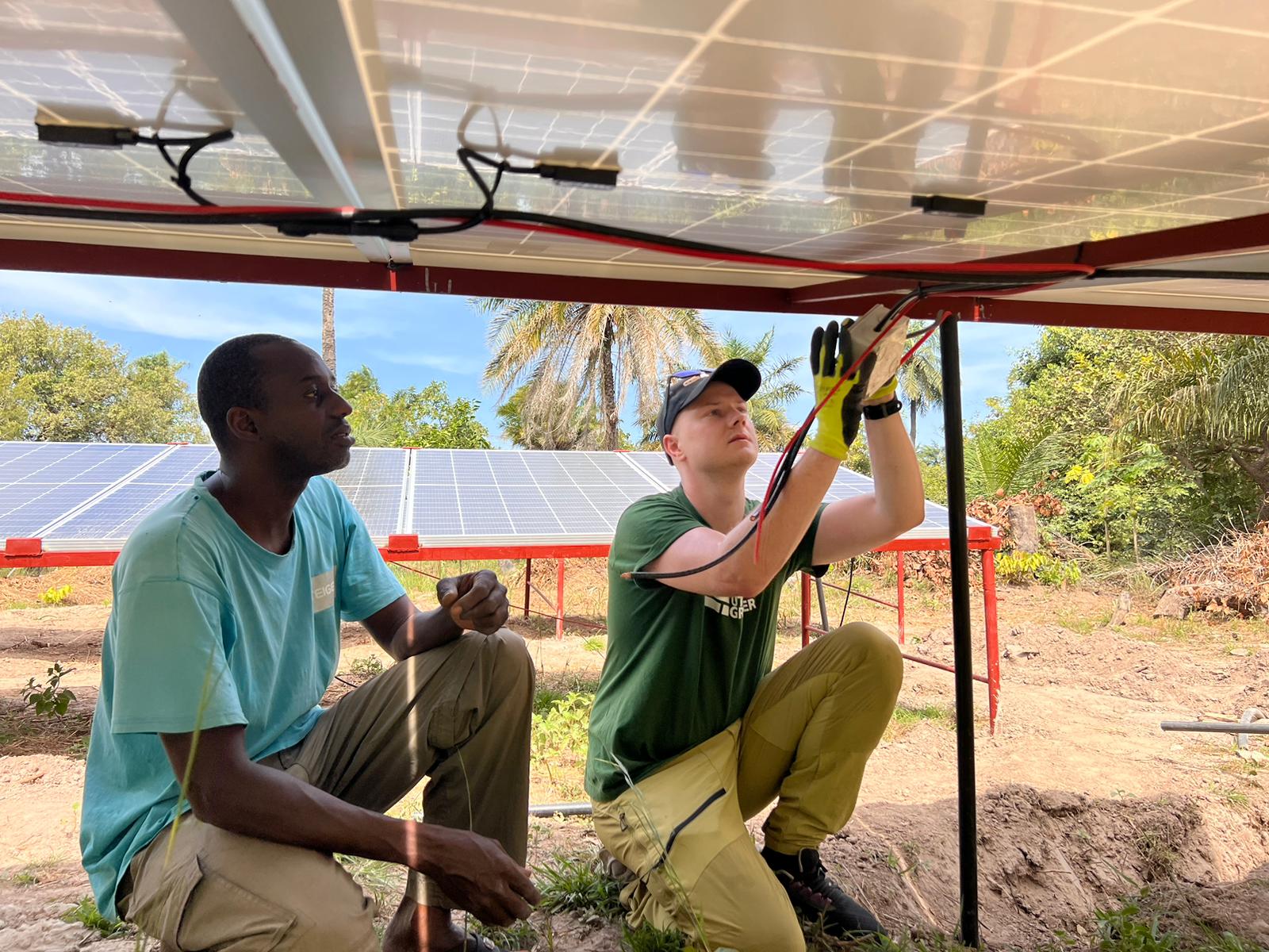 To personer jobber med solenergi.