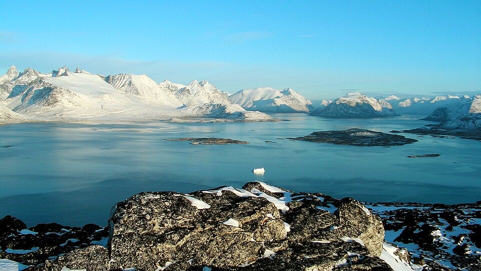 Greenlandic mountain landscape with geology and raw material associations