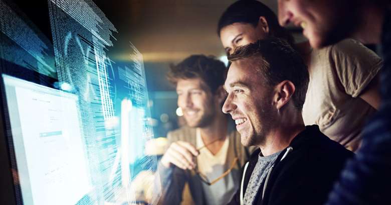 unge mennesker foran pc skjerm