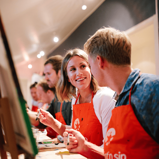 Studenter som maler sammen foto:gettyimages