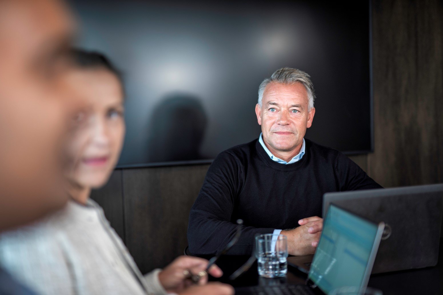 Personer i møterom. Foto: Luca Kleve-Ruud
