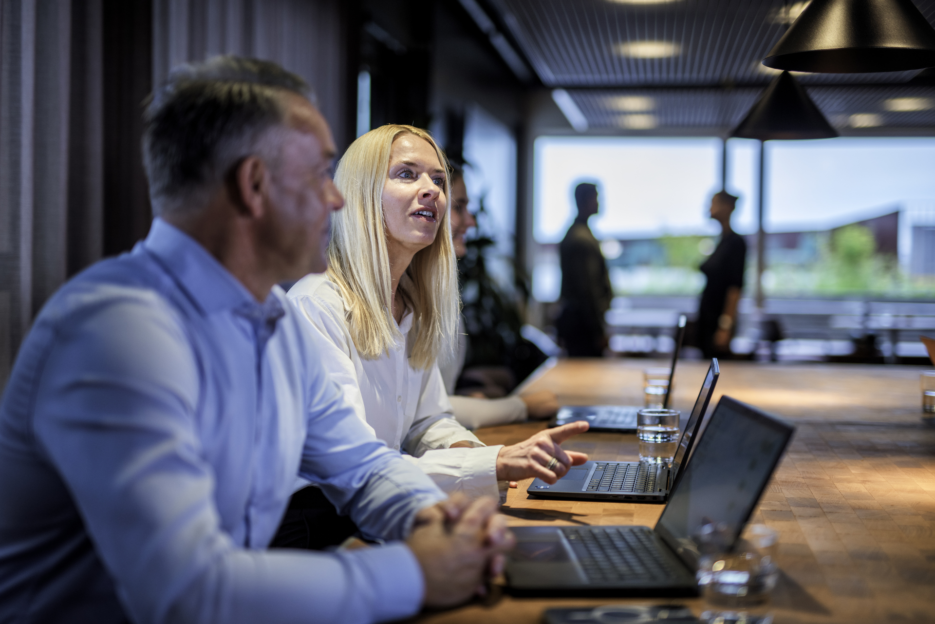 Ansatte i et møterom