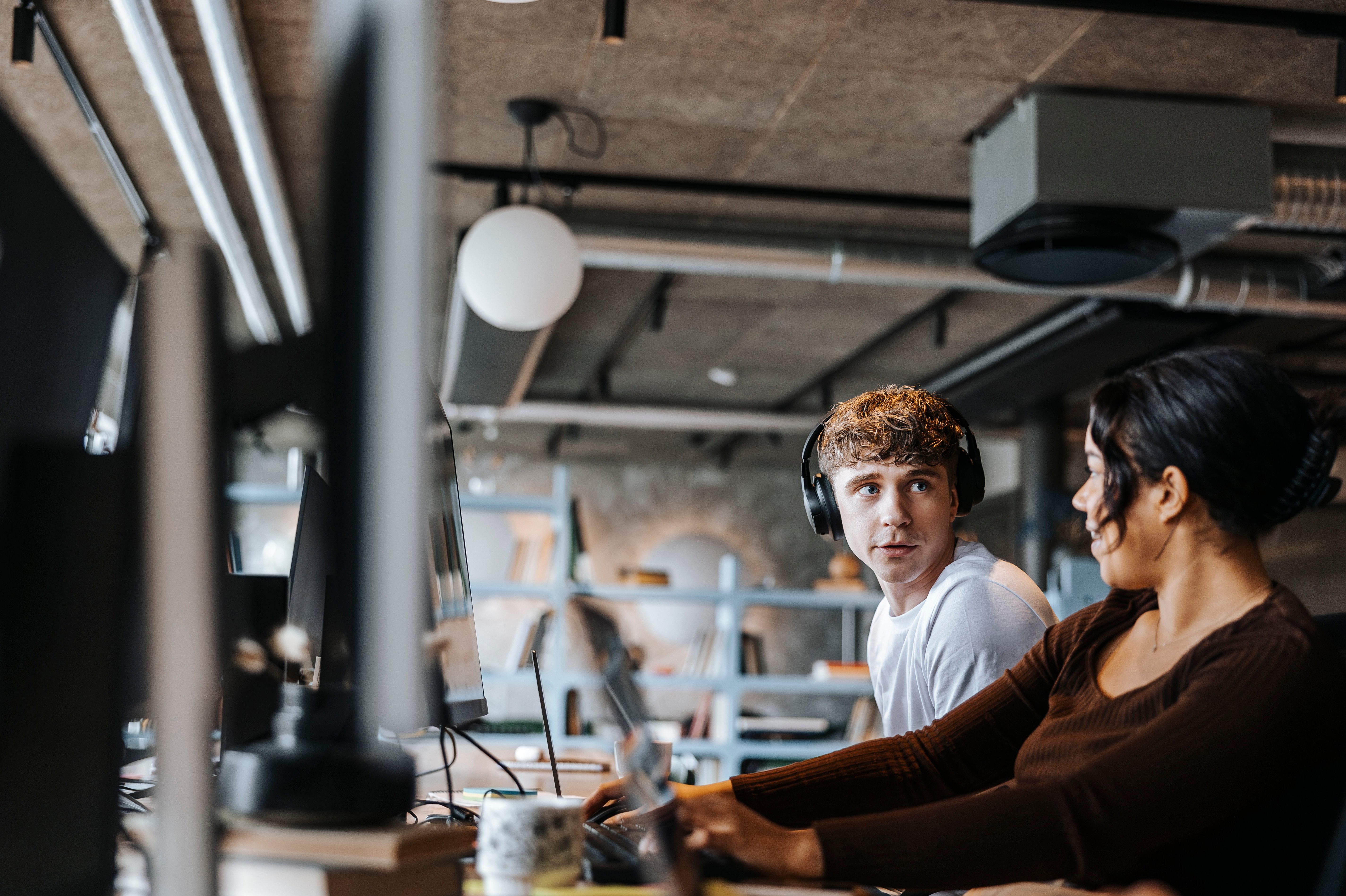 Get to know the rules for working hours, time off work and what is important for engineers and technologists