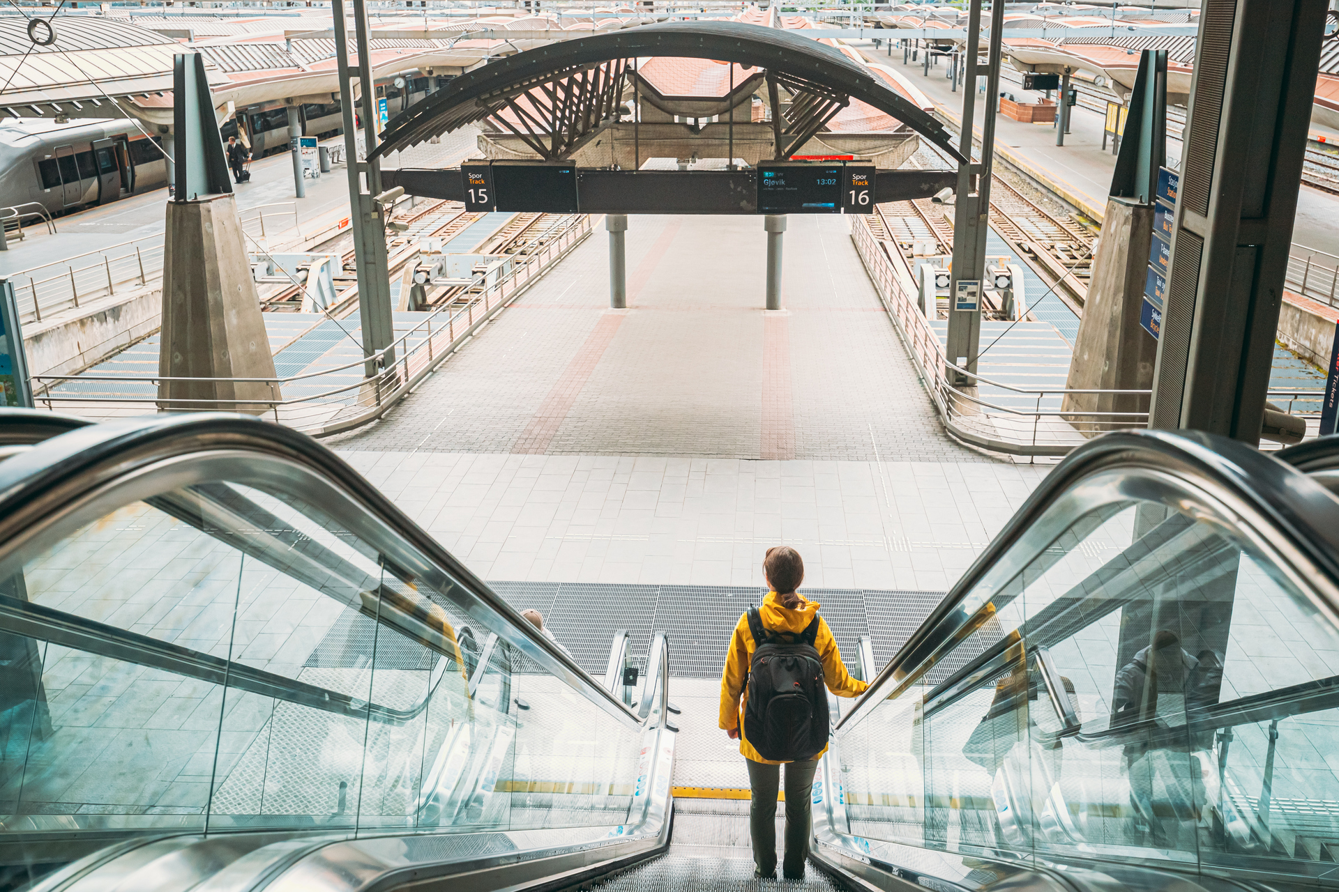 Young engineer in yellow jacket on a business trip via Oslo Central Station Photo: GettyImages