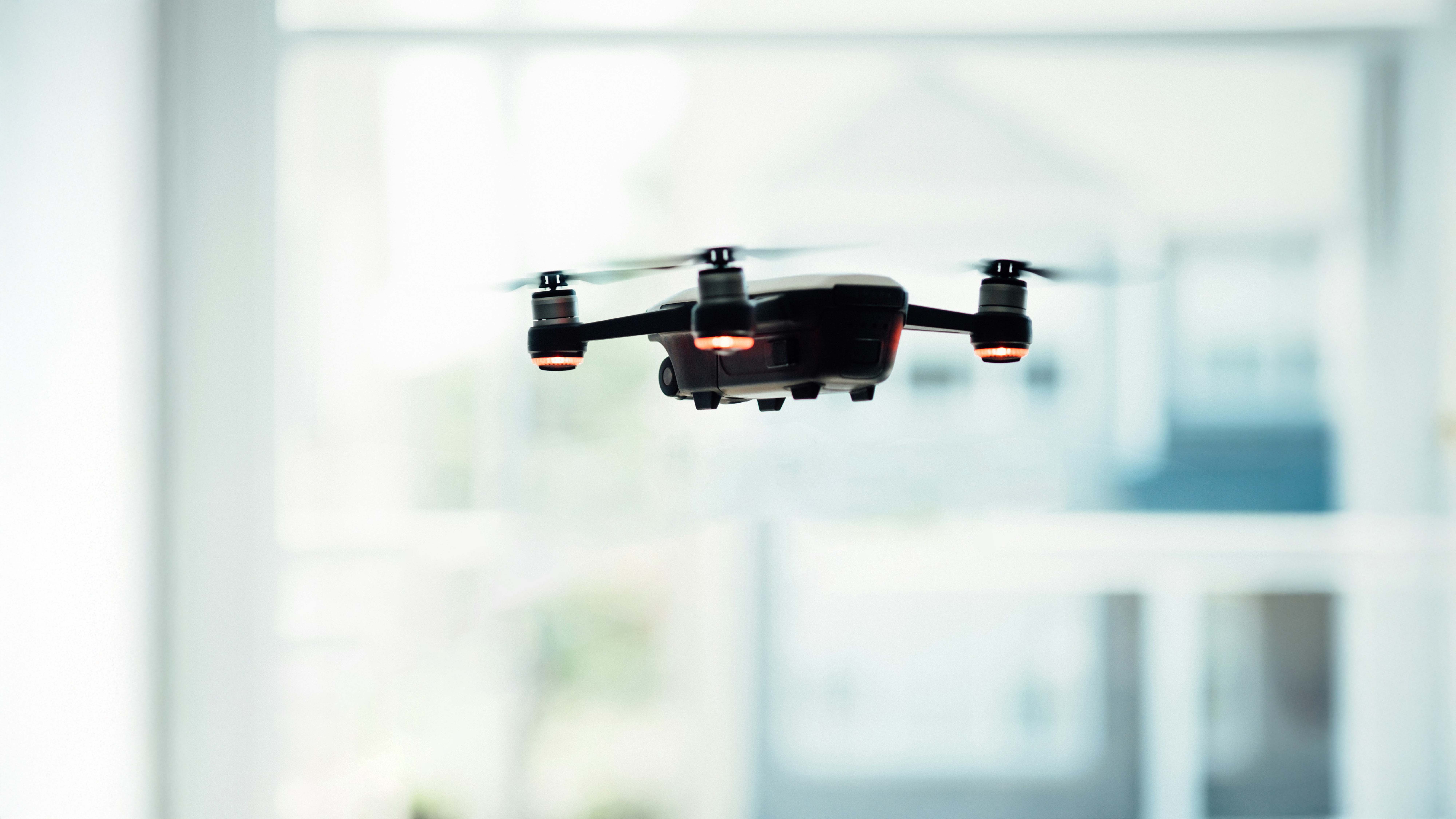 Bilde av en drone som er filmet i lufta