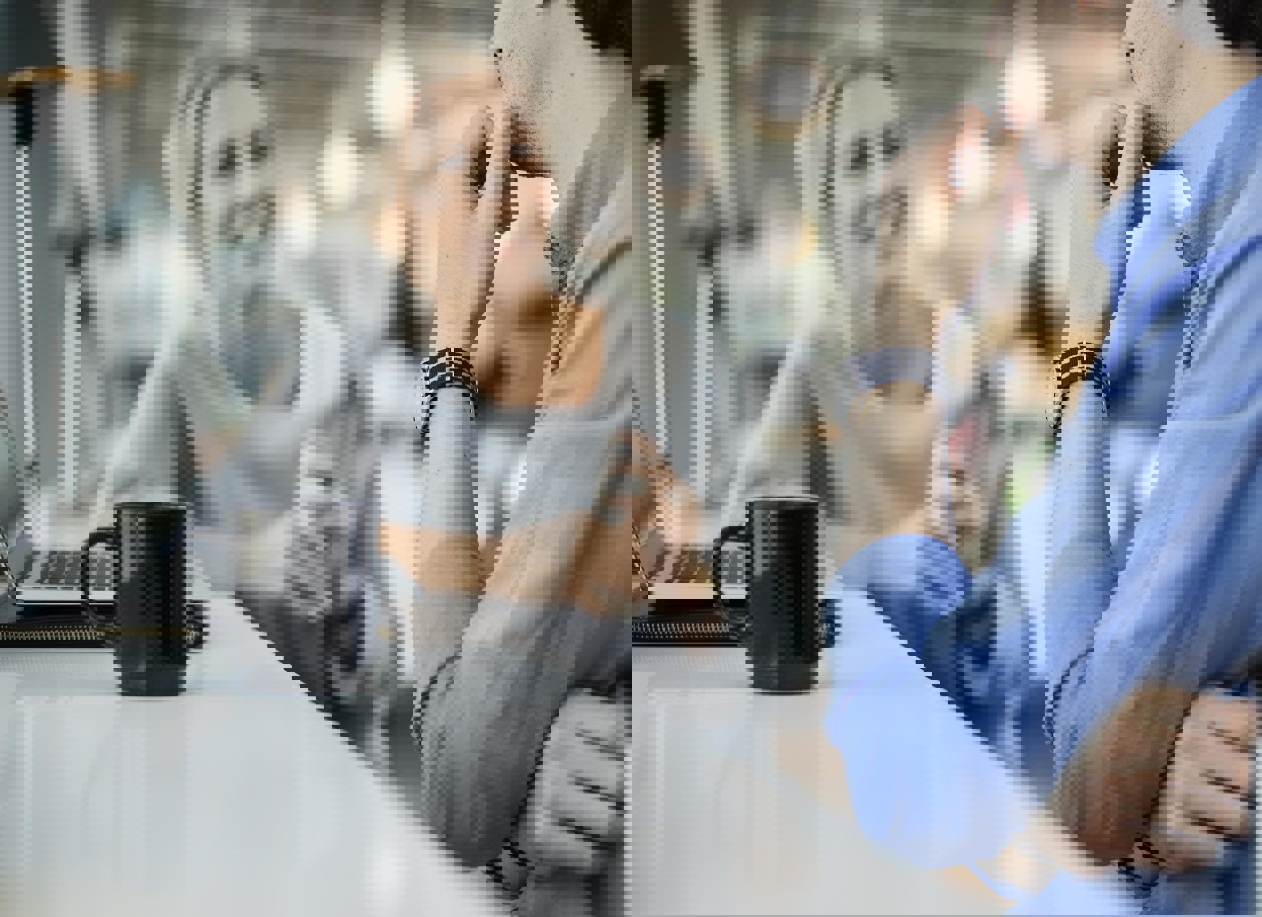 To kolleger i en positiv samtale, som symboliserer en konstruktiv lønnssamtale med sen leder.