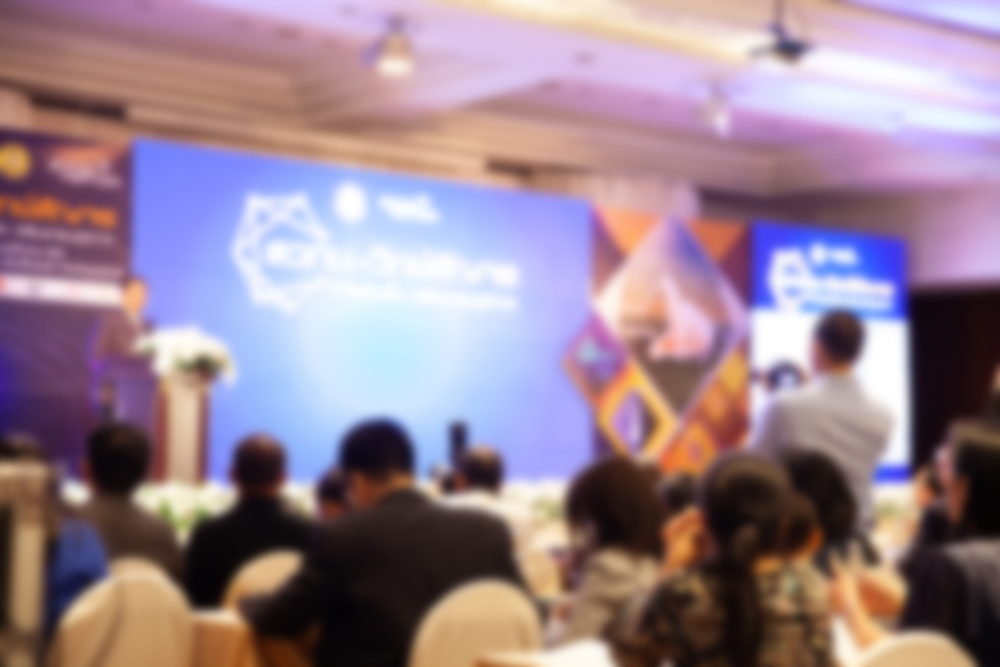 Mennesker som er samlet på konferanse