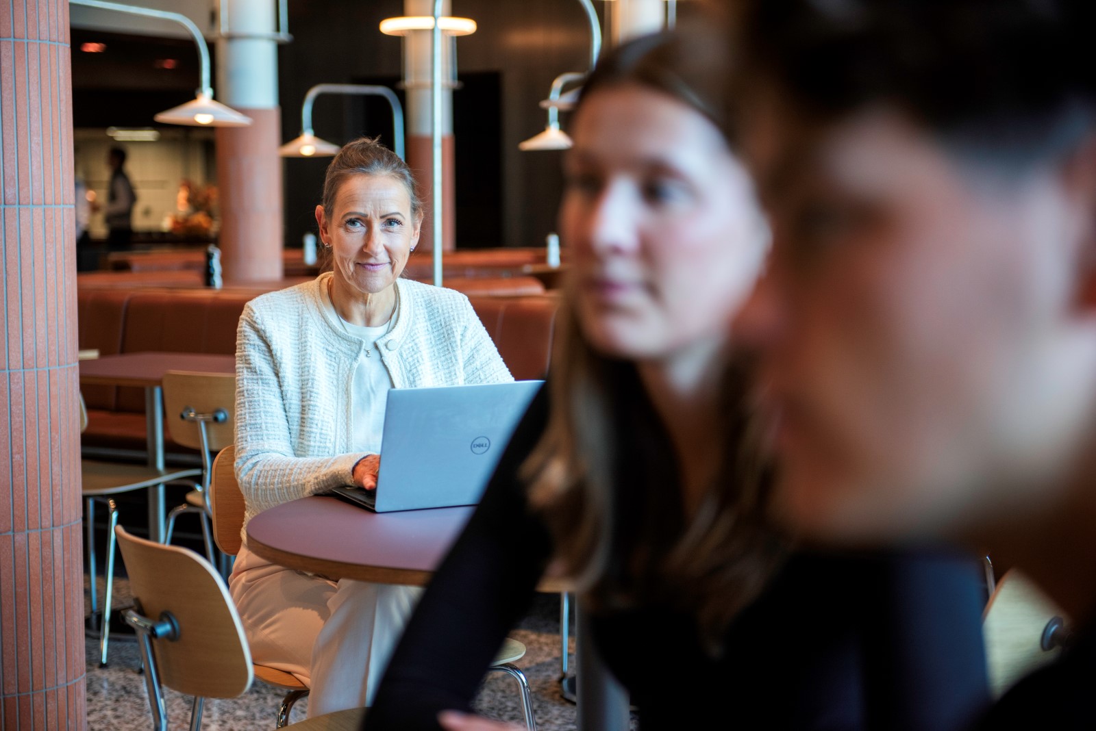 Dame jobber på pc. Fotot: Luca Kleve-Ruud