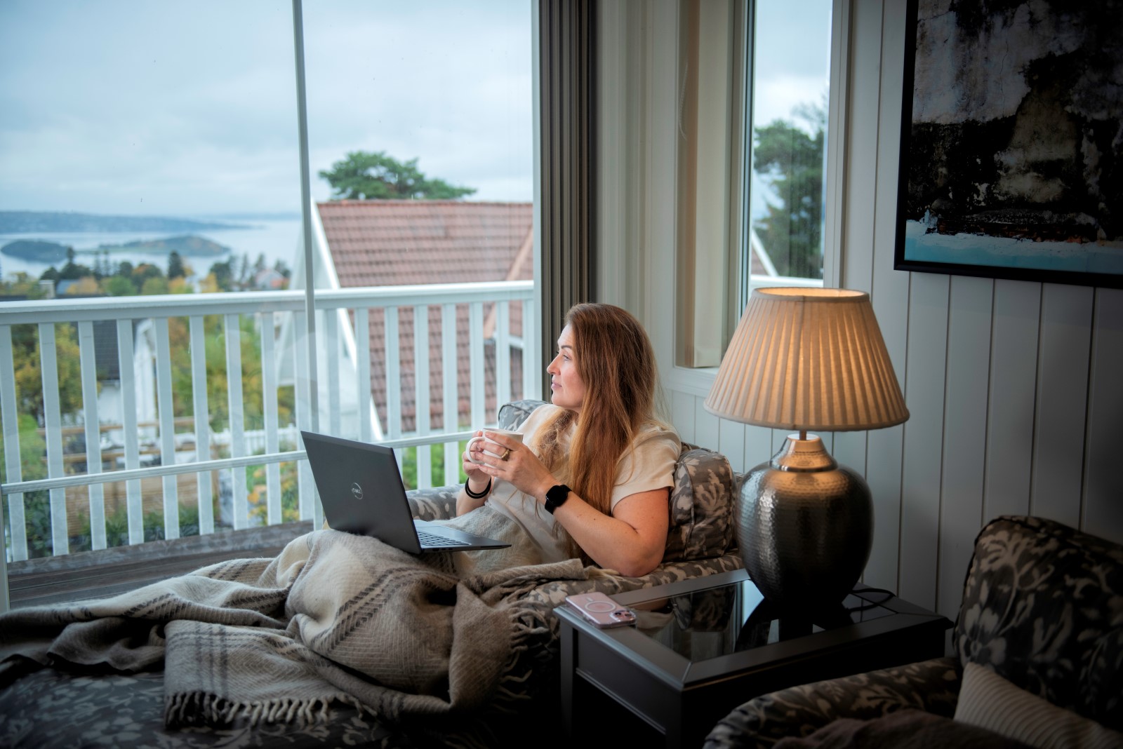 Dame i sofe. Foto: Luca Kleve-Ruud