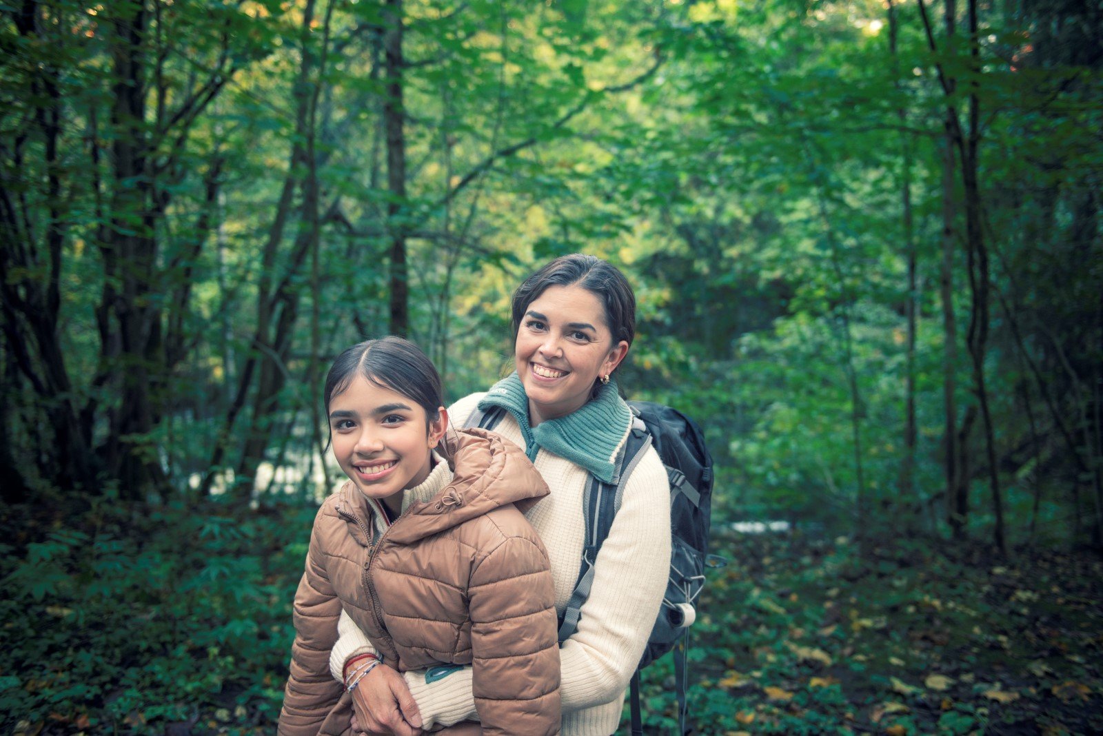 Mor og barn i skogen. Foto: Luca Kleve-Ruud