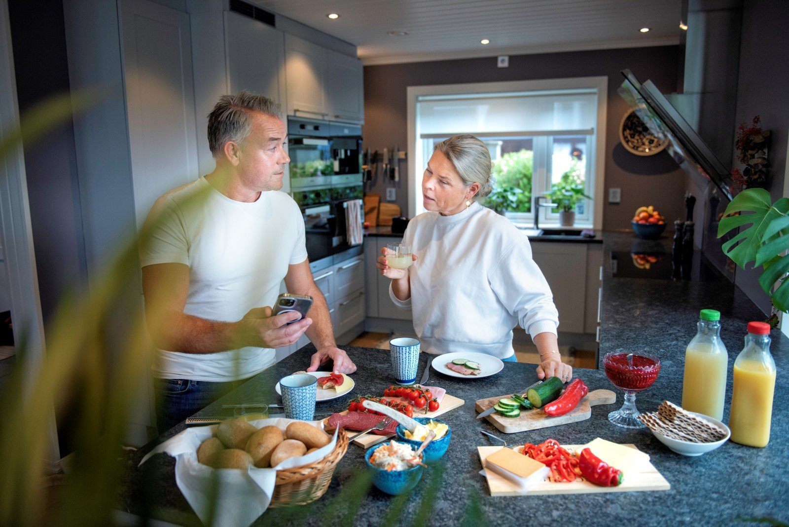 Samtale rundt frokostbordet. Foto: Luca Kleve-Ruud