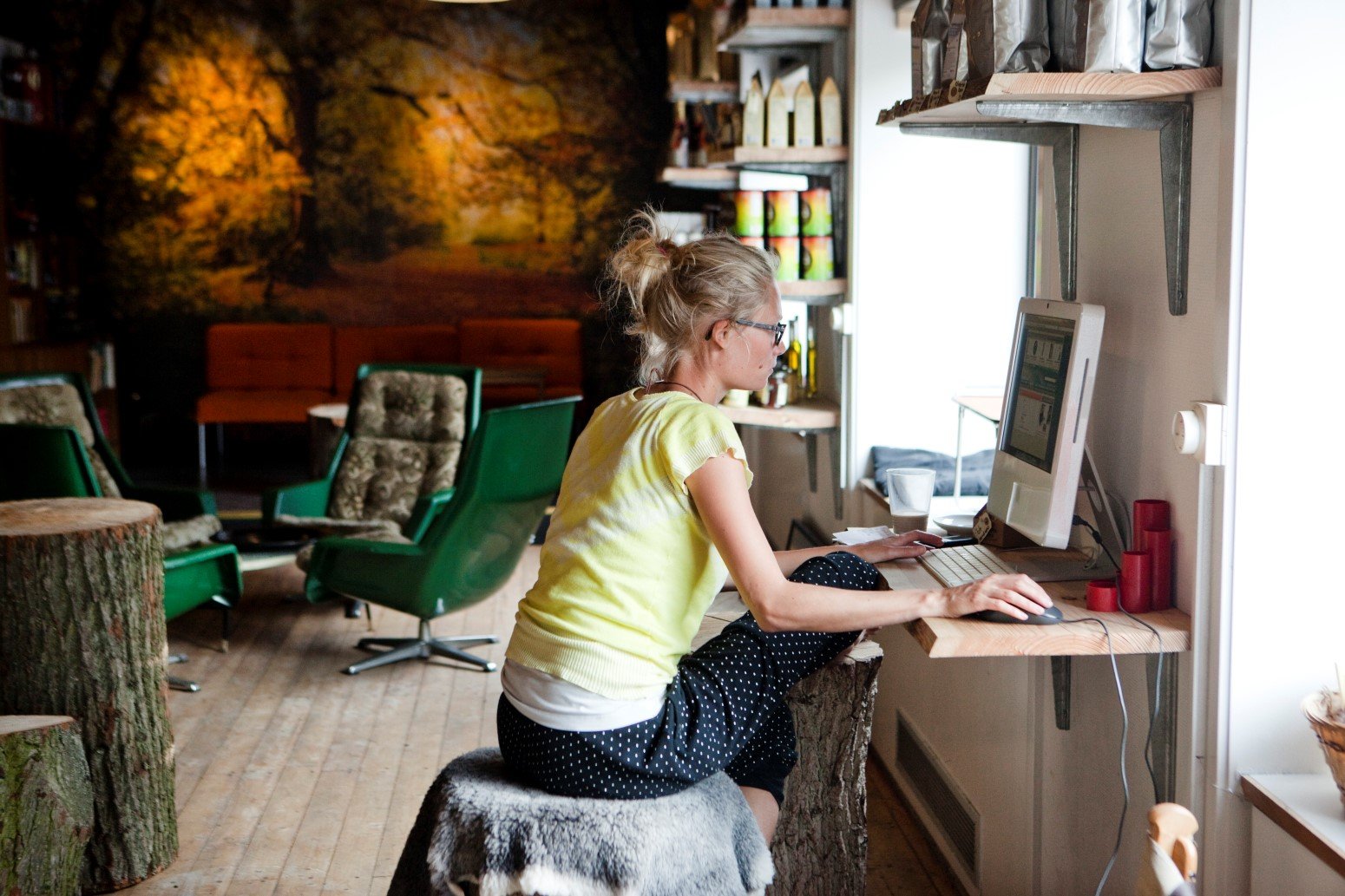 Jente som sitter å jobber på pc