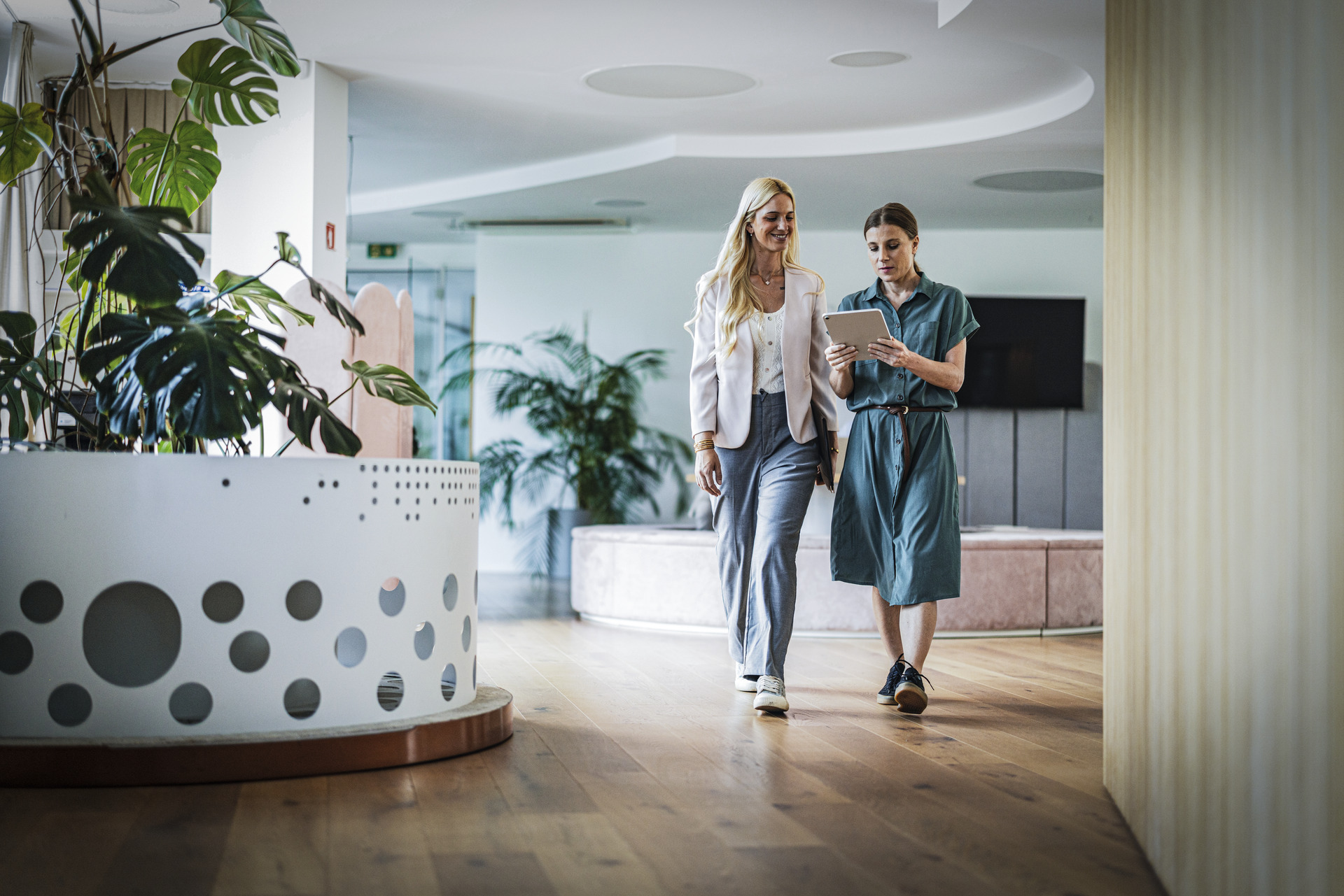 To damer går og snakker sammen