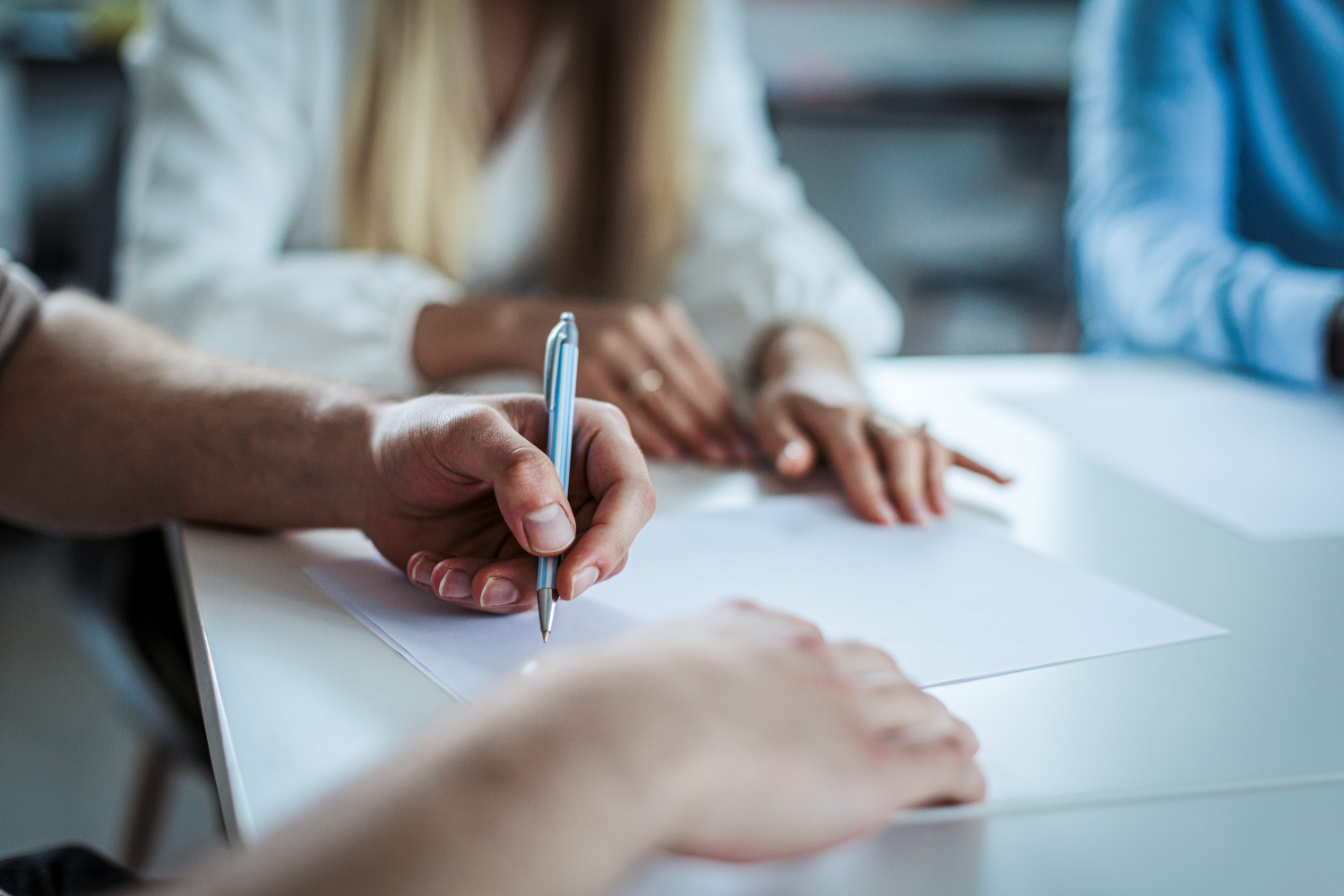 Hender som signerer et dokument
